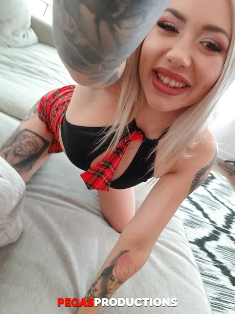 Veronique Tinkler: Tattooed Blonde Babe Poses in Lingerie for a Selfie – photo 16 of 20