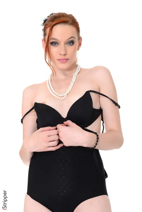 Amber Cute: Czech Redhead Strips Out of Her Stockings and Spreads on Her Knees – photo 2 of 15