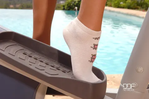 Melissa Bailey: Hungarian Brunette Oils Her Feet and Pussy Outdoors After Gym – photo 8 of 21
