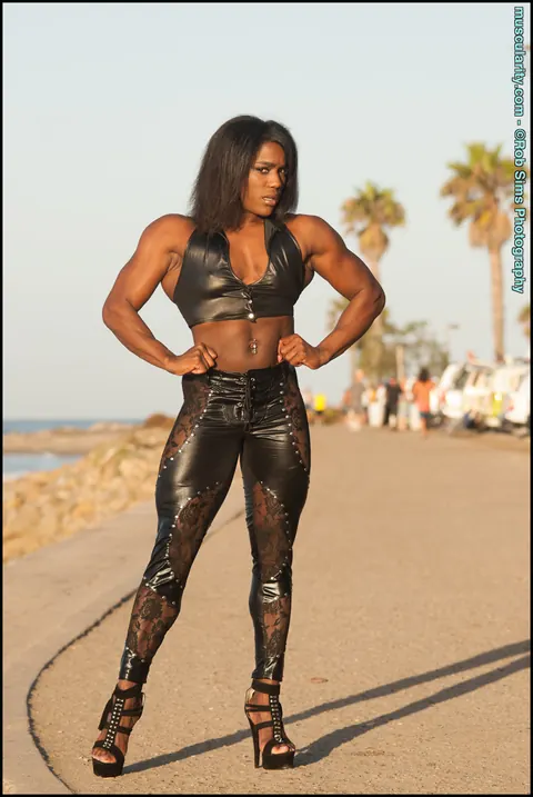 Ebony Bodybuilder in Leather and High Heels Walks Outdoors – photo 11 of 15
