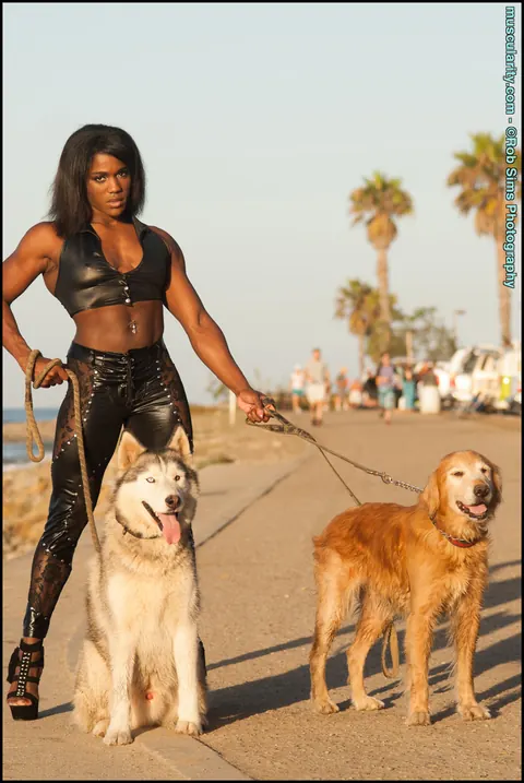Ebony Bodybuilder in Leather and High Heels Walks Outdoors – photo 10 of 15