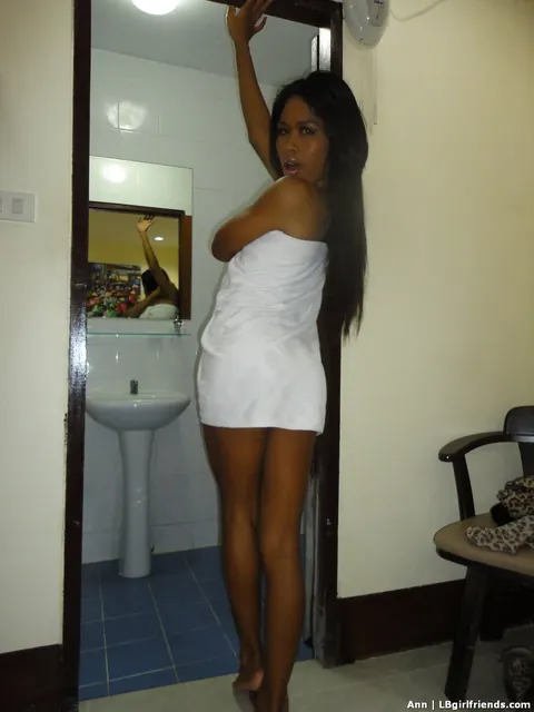 Tanned Thai Trans Woman Drops Her Robe and Flashes – photo 2 of 17