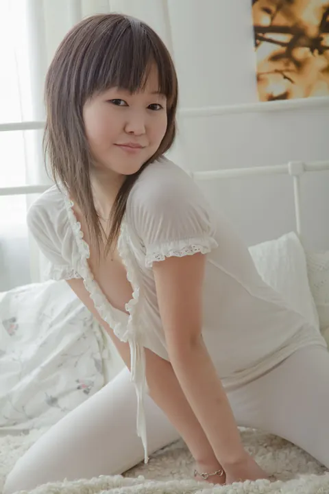 Petite Asian Woman Fingers Her Pussy – photo 5 of 21