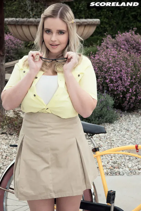 Codi Vore: Tattooed Blonde BBW with Big Tits Exposes Herself Outdoors – photo 5 of 16