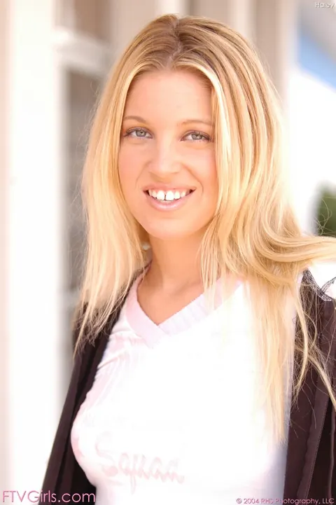 Hollie Stevens: Tall Blonde in Jeans Flashes Her Tits in a Parking Lot – photo 17 of 20