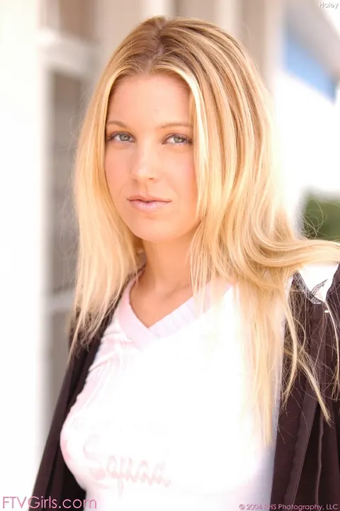 Hollie Stevens: Tall Blonde in Jeans Flashes Her Tits in a Parking Lot – photo 18 of 20