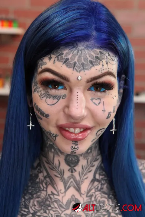 Amber Luke: Heavily Tattooed Blonde Spreads Her Shaved Pussy – photo 15 of 16