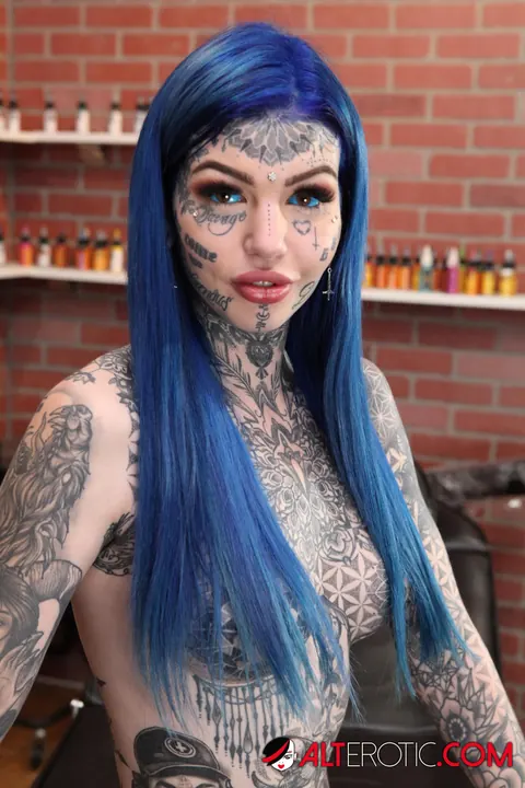 Amber Luke: Heavily Tattooed Blonde Spreads Her Shaved Pussy – photo 5 of 16