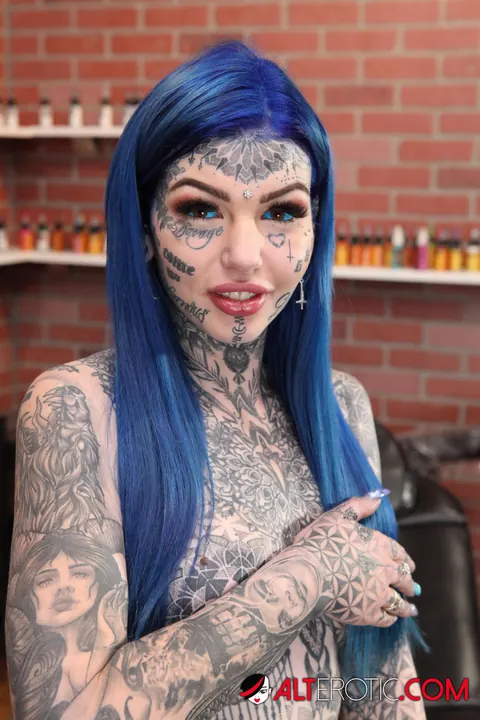 Amber Luke: Heavily Tattooed Blonde Spreads Her Shaved Pussy – photo 3 of 16