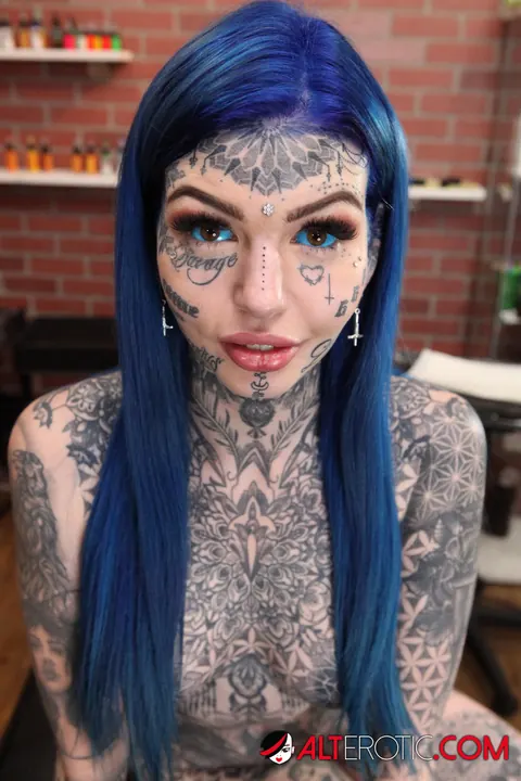 Amber Luke: Heavily Tattooed Blonde Spreads Her Shaved Pussy – photo 16 of 16