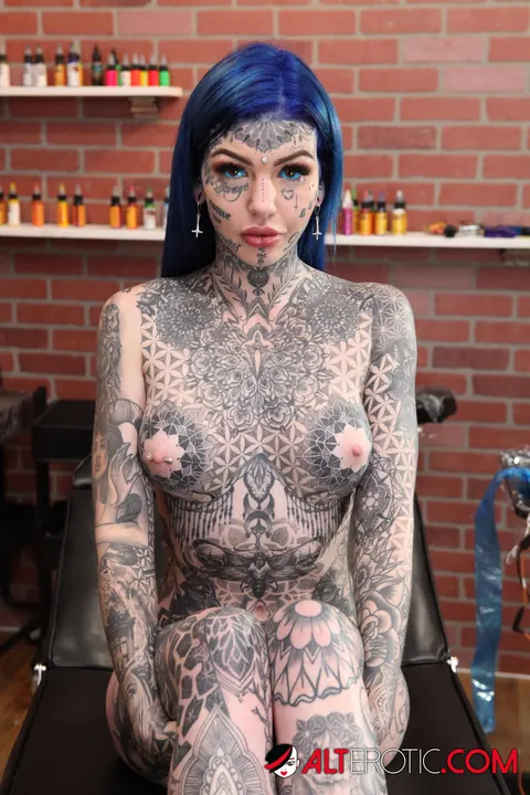 Amber Luke: Heavily Tattooed Blonde Spreads Her Shaved Pussy – photo 6 of 16