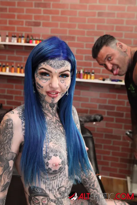 Amber Luke: Heavily Tattooed Blonde Spreads Her Shaved Pussy – photo 2 of 16