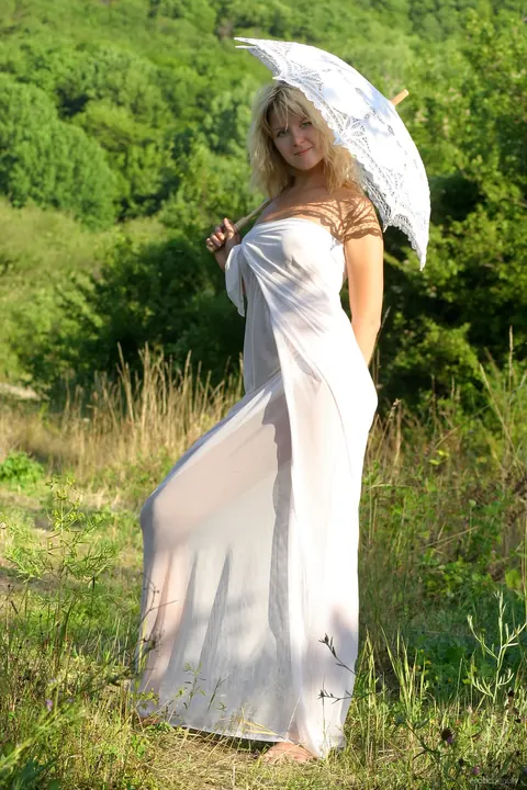 Masha R: Tall Blonde Poses Nude with a White Umbrella Outdoors – photo 2 of 18