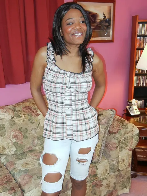 Kelly Stylz: Ebony MILF Strips Out of Her Shorts and Rubs Her Clit – photo 2 of 21
