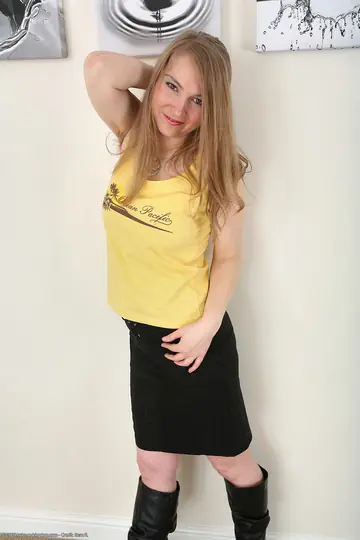 Thick Woman in Boots Fingers Her Hairy Pussy and Spreads Wide