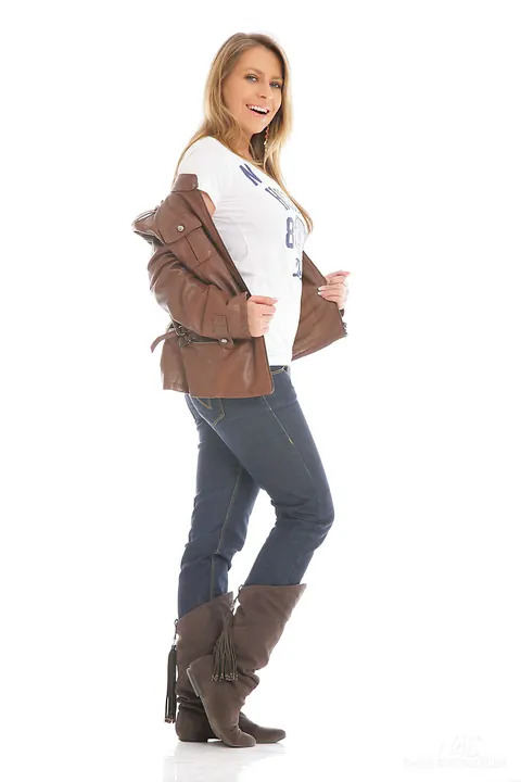 Busty Blonde Spreads in Boots and Jeans – photo 2 of 16