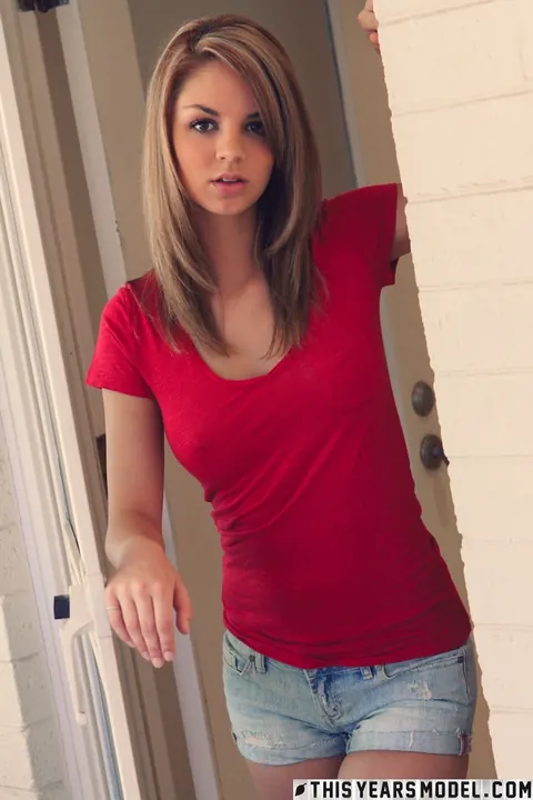 Aspen Parker: Thick Brunette Bares Her Big Tits and Ass in Shorts – photo 5 of 15
