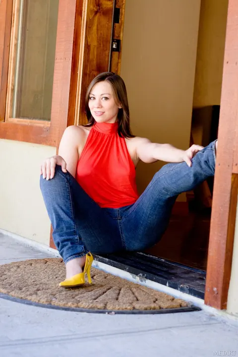 Victoria Rose: Brunette with Big Tits Spreads Her Legs in Jeans – photo 3 of 21
