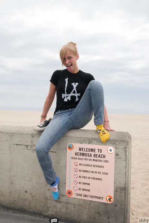 Alice Wonder: Slim Brunette in Jeans and Socks Teases by the Pool – photo 6 of 11