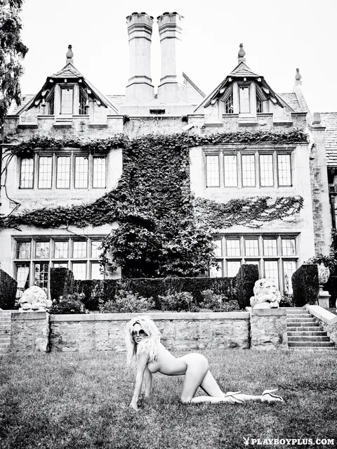 Pamela Anderson: Canadian Blonde MILF Poses Nude Outdoors at the Mansion – photo 4 of 15