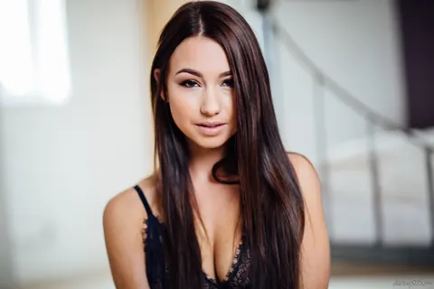 Taylor Sands: Brunette Reveals Her Small Natural Tits and Strips Nude – photo 2 of 17