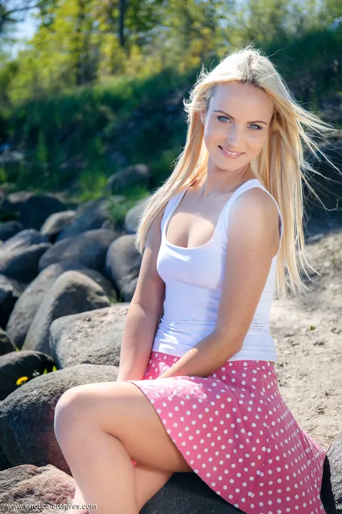 Sophia Sonne: European Blonde Rubs Her Shaved Pussy on the Beach – photo 3 of 16