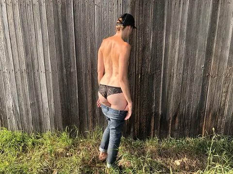 Skinny Woman in Jeans Flashes Her Shaved Pussy Outdoors – photo 14 of 20
