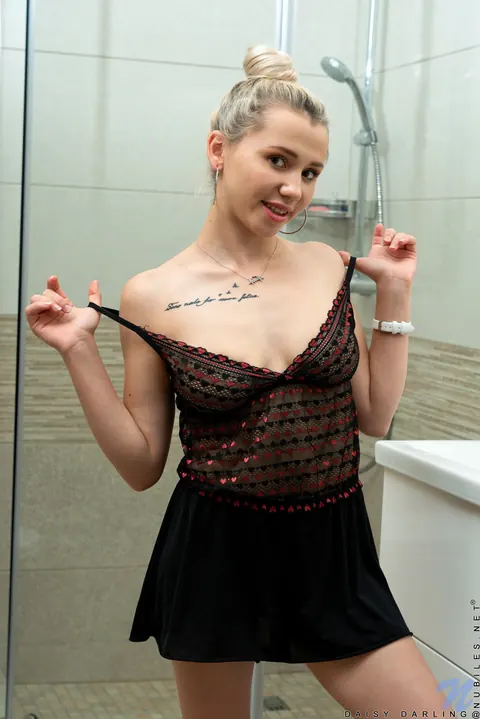 Daisy Darling: Slim Blonde with Big Tits Shows Off in the Shower – photo 2 of 21