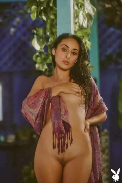 Leighla Habib: Woman with Small Tits Spreads Her Trimmed Pussy Outdoors – photo 15 of 21
