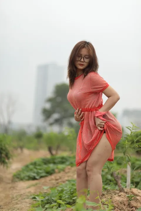 PAWG in Glasses and Skirt Poses Outdoors – photo 11 of 20