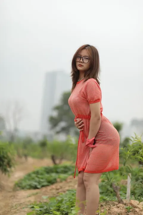 PAWG in Glasses and Skirt Poses Outdoors – photo 17 of 20