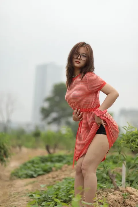 PAWG in Glasses and Skirt Poses Outdoors – photo 10 of 20