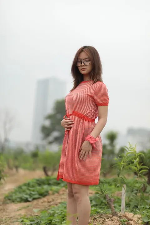 PAWG in Glasses and Skirt Poses Outdoors – photo 18 of 20