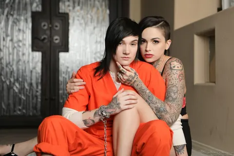 Nikki Hearts: Thick Tattooed Brunette Has Lesbian Sex on the Sofa – photo 1 of 15