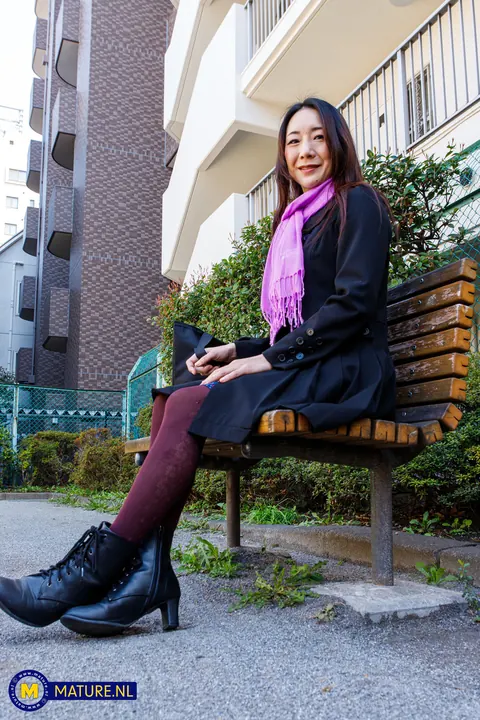 Miho Wakabayashi: Slim Japanese MILF Poses Nude Outdoors – photo 18 of 20