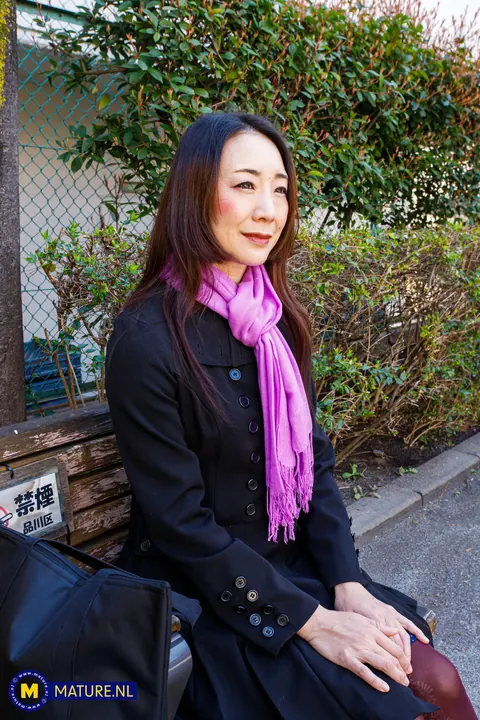 Miho Wakabayashi: Slim Japanese MILF Poses Nude Outdoors – photo 9 of 20
