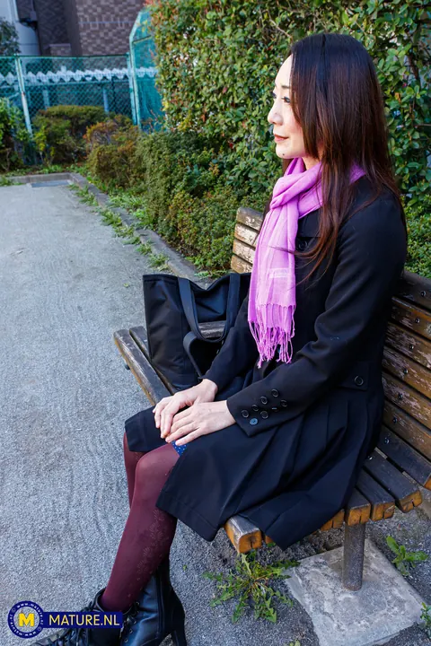 Miho Wakabayashi: Slim Japanese MILF Poses Nude Outdoors – photo 4 of 20