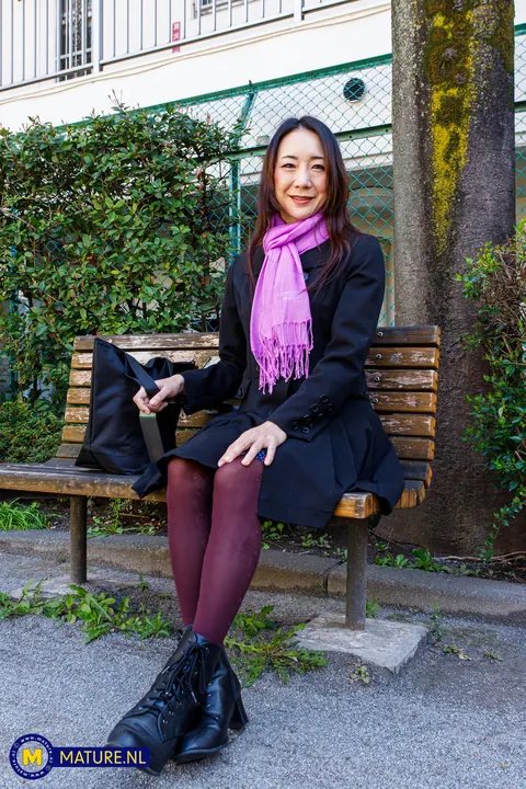 Miho Wakabayashi: Slim Japanese MILF Poses Nude Outdoors – photo 15 of 20