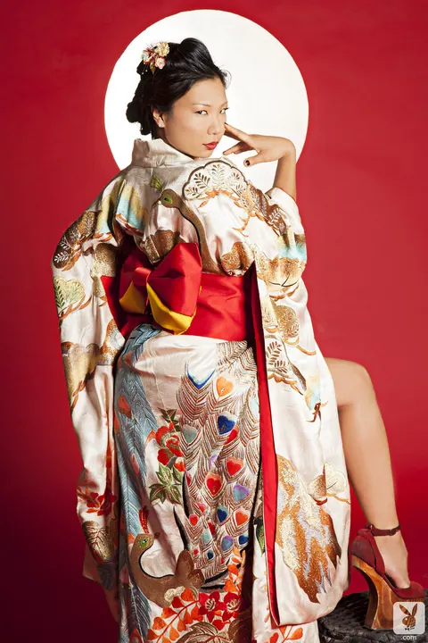 Hiromi Oshima: Busty Japanese MILF Strips Out of Her Kimono – photo 3 of 16