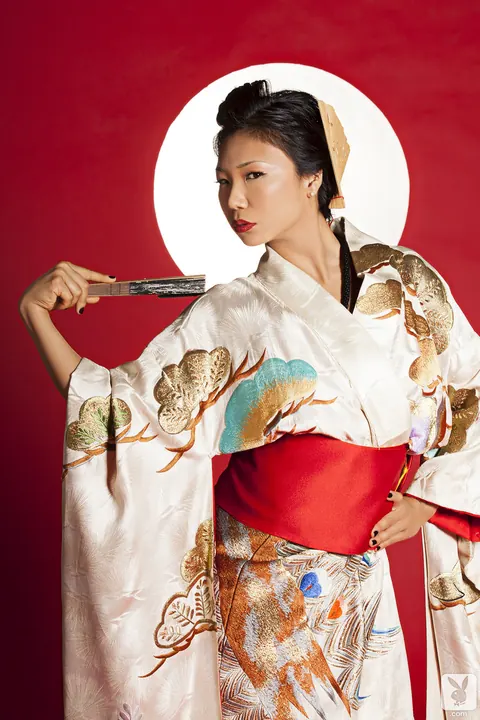 Hiromi Oshima: Busty Japanese MILF Strips Out of Her Kimono – photo 2 of 16