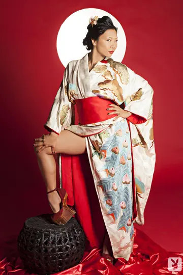 Hiromi Oshima – Busty Japanese MILF Strips Out of Her Kimono