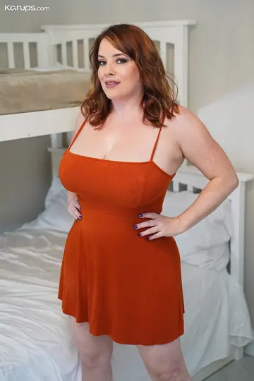 Maggie Green – Curvy Redhead MILF Strips Out of Her Skirt and Shows Off Her Body