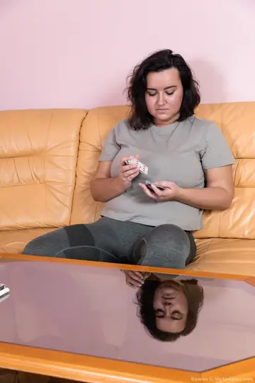 Ramira – Curvy Brunette MILF with Big Tits Spreads Her Hairy Pussy