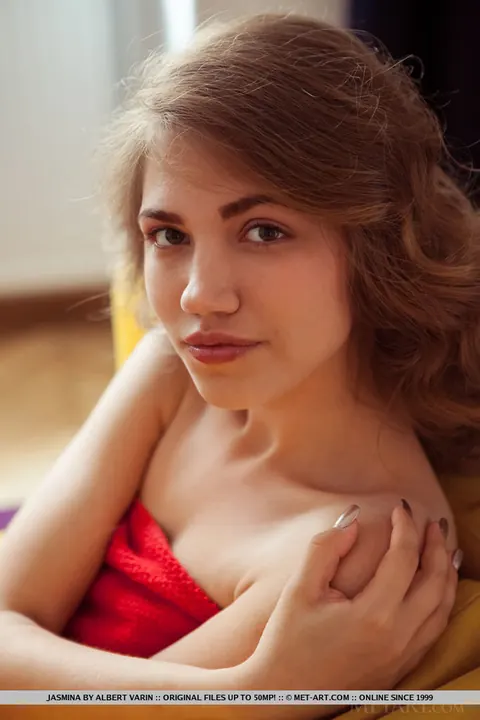 European Woman Spreads Her Shaved Pussy – photo 1 of 18