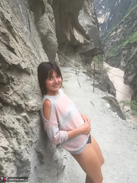 Brunette PAWG Fingers Herself and Spreads Outdoors – photo 3 of 16