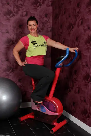 Tall Chubby MILF Reveals Her Hairy Bush in the Gym