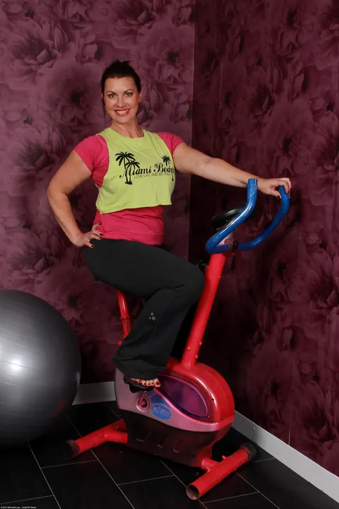 Tall Chubby MILF Reveals Her Hairy Bush in the Gym – photo 1 of 20