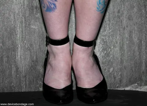 Claire Adams: Tattooed Blonde MILF Flaunts Leather Dress and Heels – photo 18 of 20