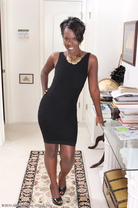Sayanna Monroe: Ebony MILF Squats Nude in Heels and Spreads Her Legs – photo 2 of 16