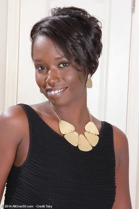 Sayanna Monroe: Ebony MILF Squats Nude in Heels and Spreads Her Legs – photo 1 of 16